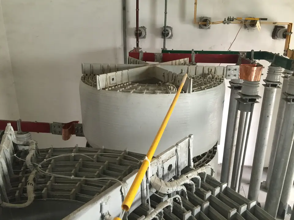 Dry-type reactor with fluorescent fiber optic temperature monitoring system