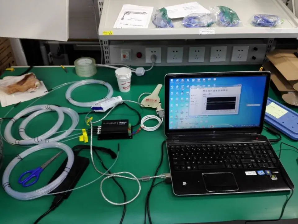 Fluorescent fiber optic probe arrangement for an MRI environment